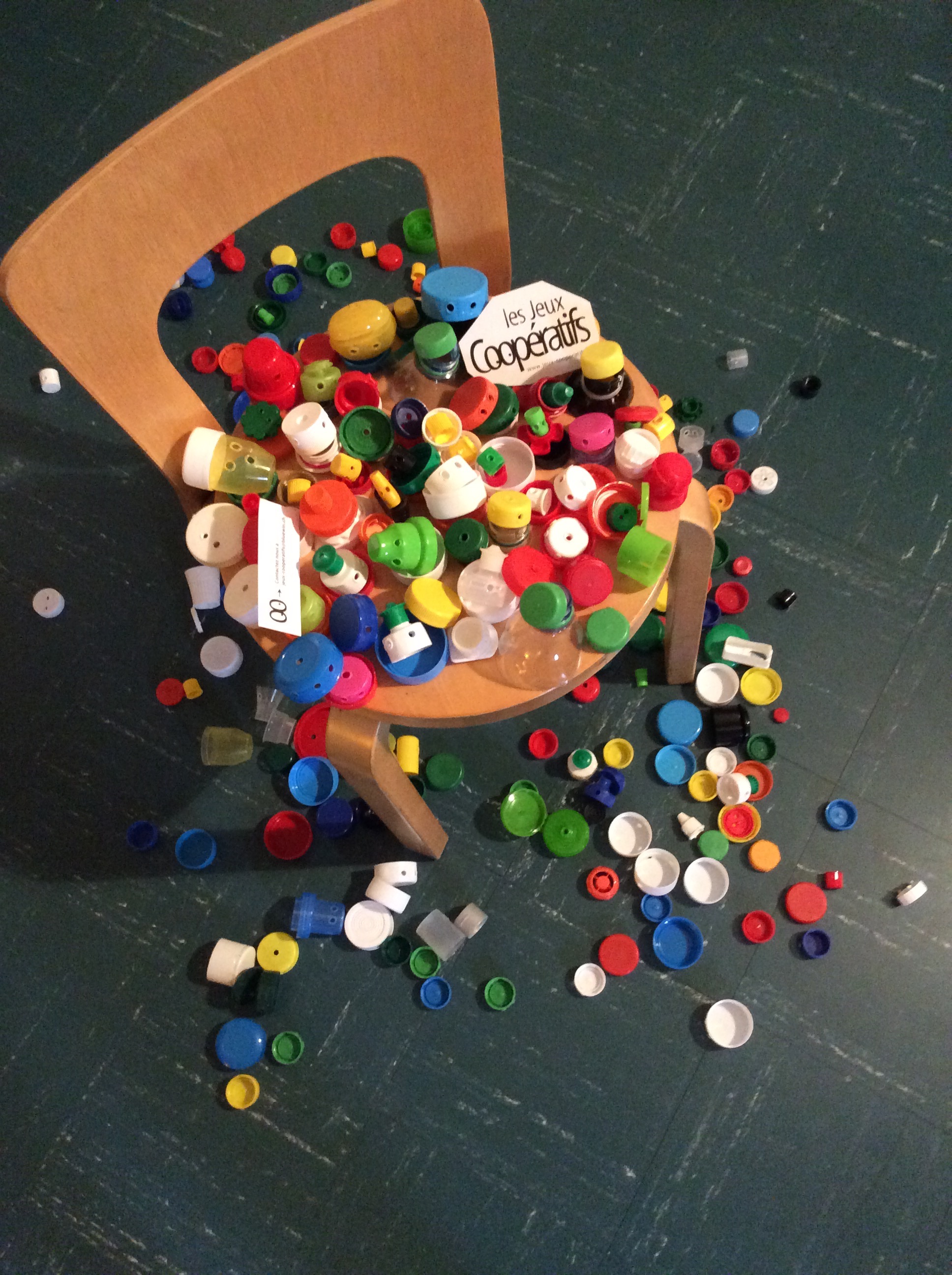 Matériel pour les jeux coopératifs réalisé à partir d’objets recyclés : Bouchons recyclés